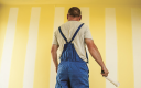 Peintre intervenant sur un chantier de rénovation.
