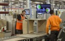 Opérateurs sur une ligne d'assemblage de meubles en bois - Usine Lapeyre.