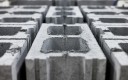 Blocs béton sans ciment : une technologie développée par le fabricant canadien CarbiCrete.