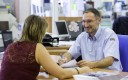 Un commercial sédentaire de l'enseigne Samse en discussion avec une cliente.