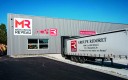 Camion de livraison de menuiseries fabriquées par le groupe familial Ridoret.