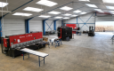 Groupe Denis Matériaux - Atelier de pliage de la nouvelle enseigne Plitec créée en partenariat avec l'entreprise Ferattec.