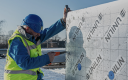 Pose de panneaux isolants en PIR d'Unilin Insulation.