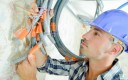 Électricien intervenant sur un chantier de rénovation énergétique.