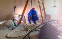 Travaux de rénovation dans un logement par un électricien.