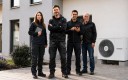 Techniciens Bosch devant une maison individuelle et une pompe à chaleur