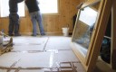 Dépose et repose de fenêtres dans un logement en rénovation.