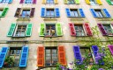 Façade d'une maison avec des volets en bois de couleur.