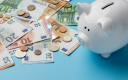 Tirelire cochon et billets en euros.