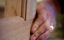 Travail sur une menuiserie en bois dans un atelier de menuiserie.